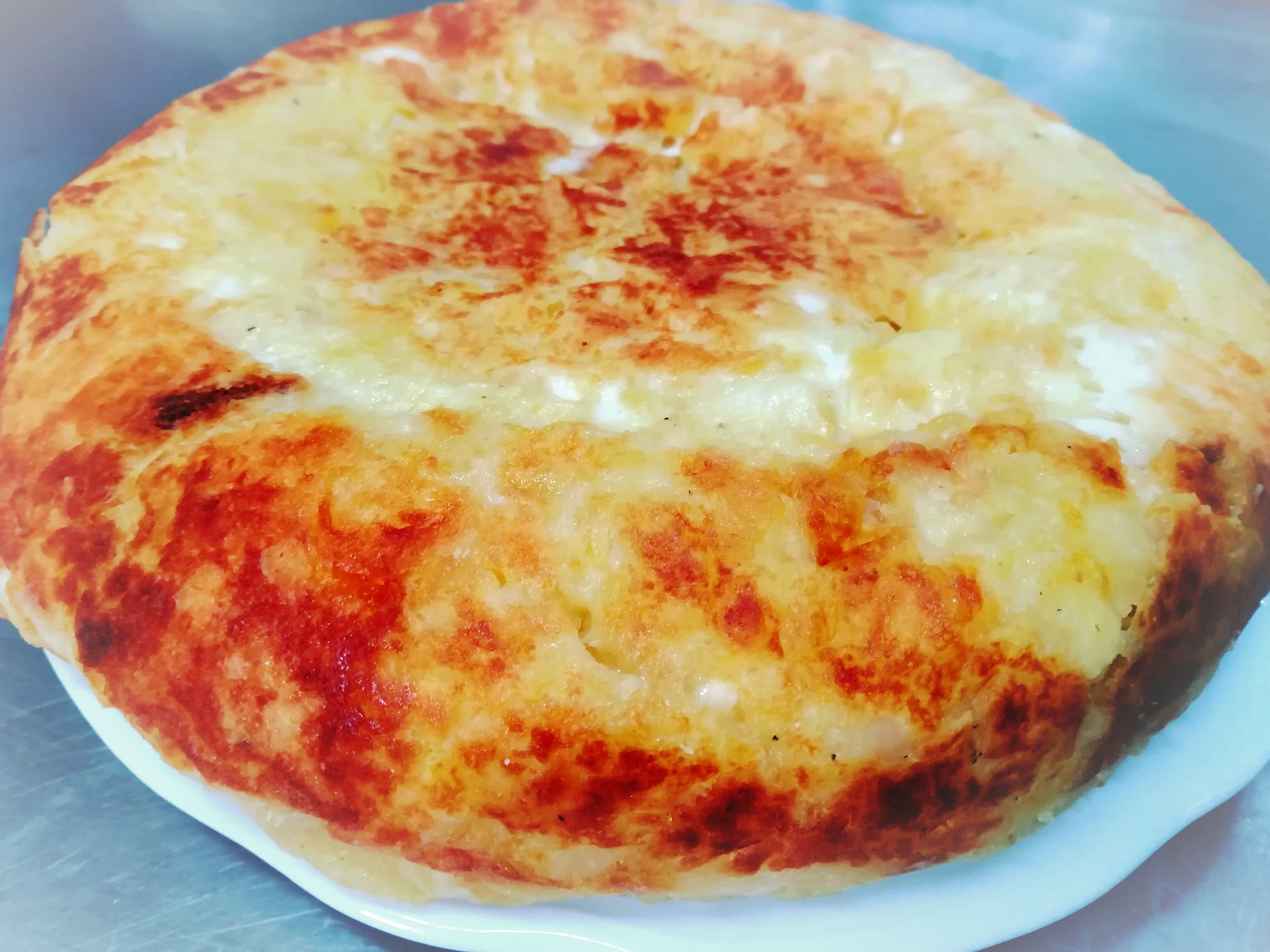 Frico servito caldo con polenta