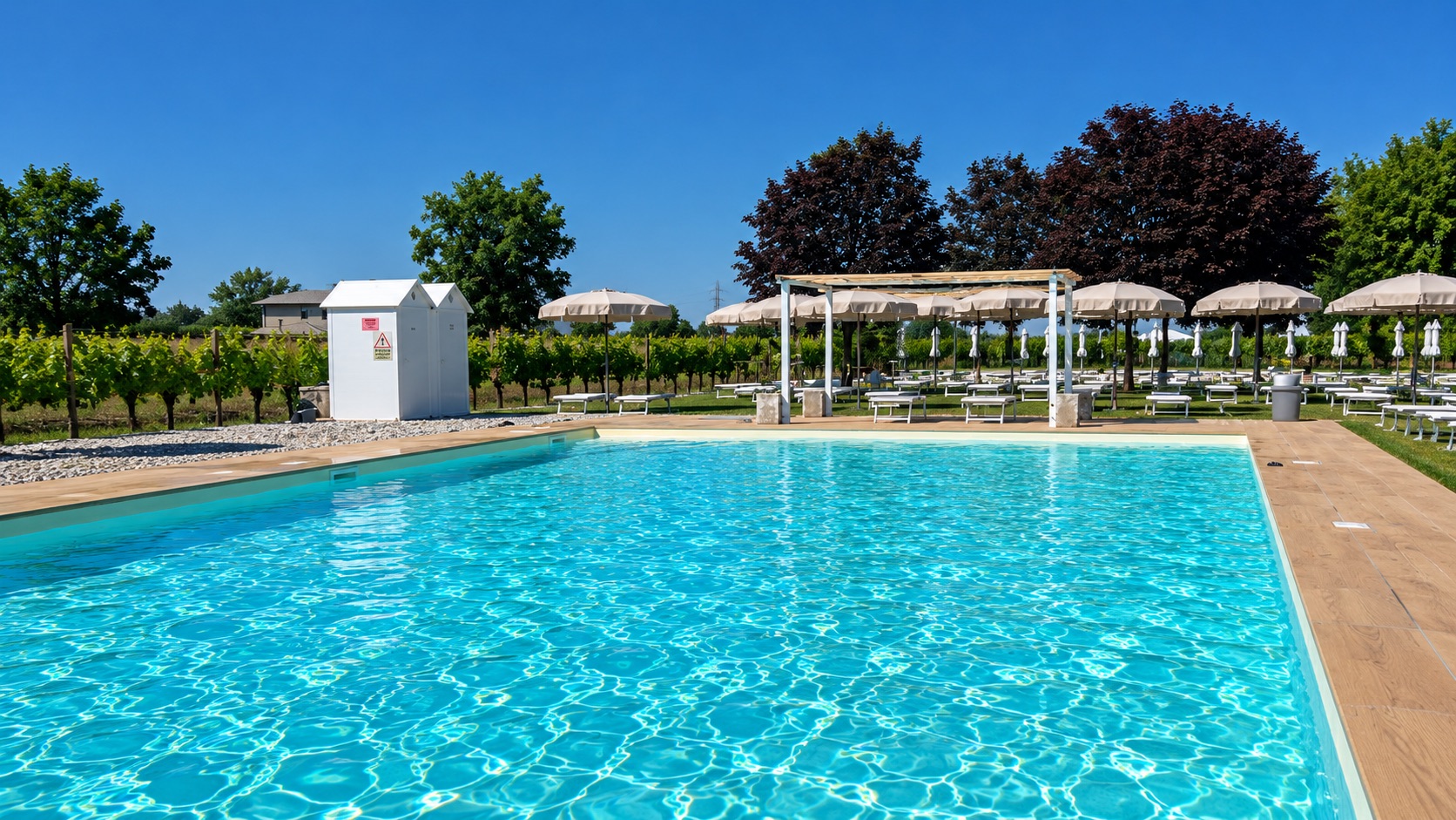 Piscina estiva immersa nel verde