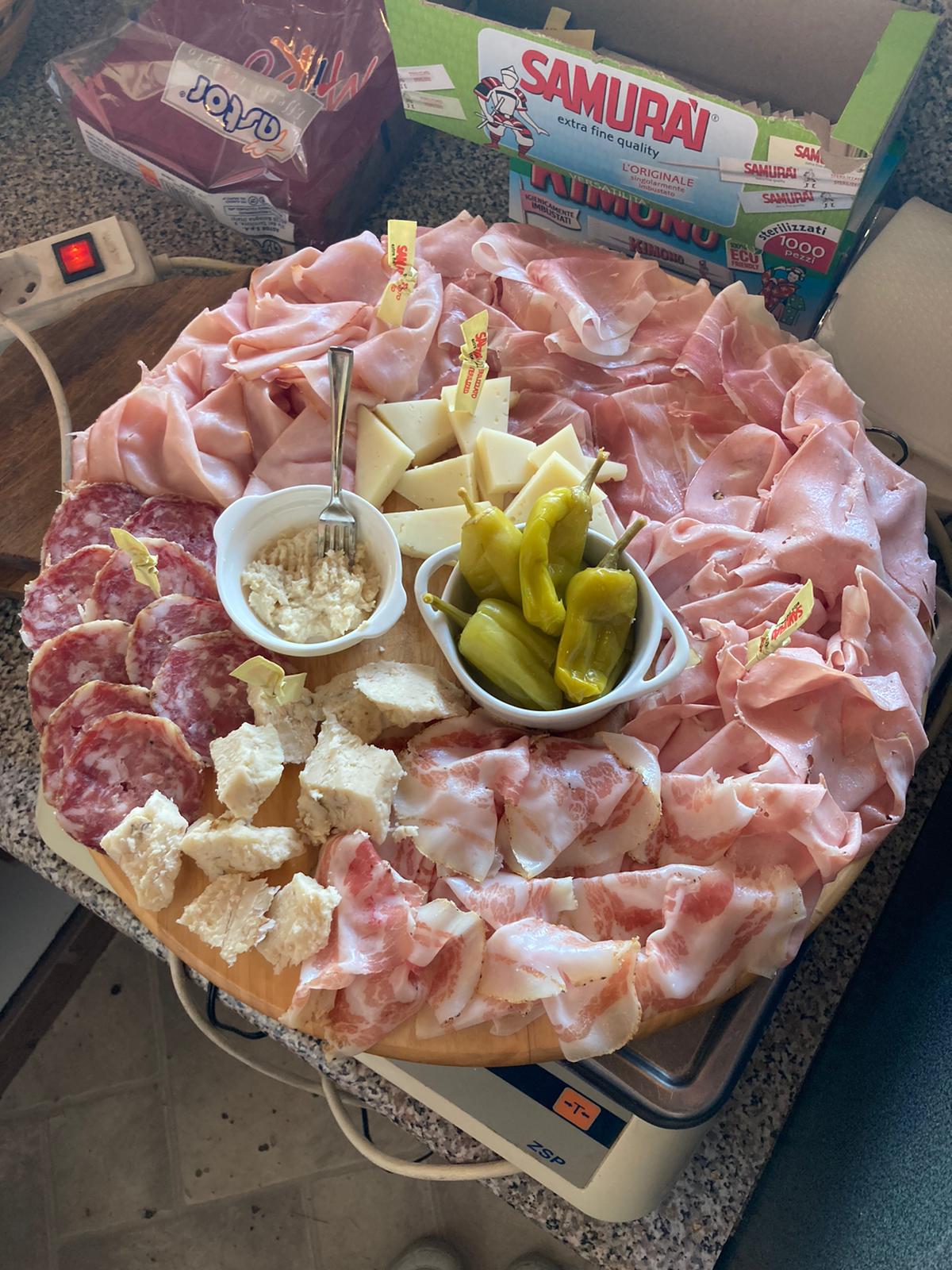 Tagliere con prodotti della casa